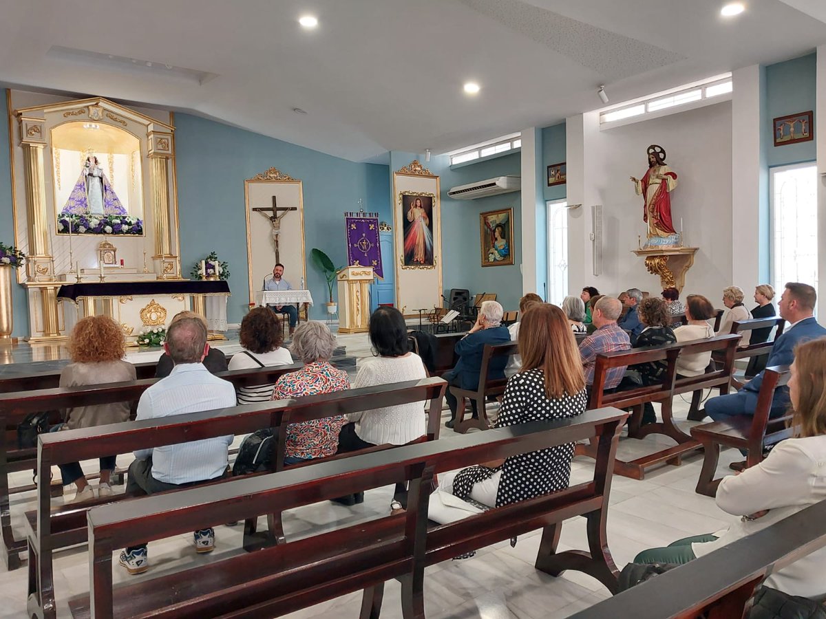 VTorrealta's tweet photo. Esta tarde se ha realizado una más que interesante charla sobre las mujeres de la Pasión, a cargo de D. Patrocinio Imperial, párroco de nuestra parroquia Ntra. Sra. de los Remedios. https://t.co/ypgq7JSlwy