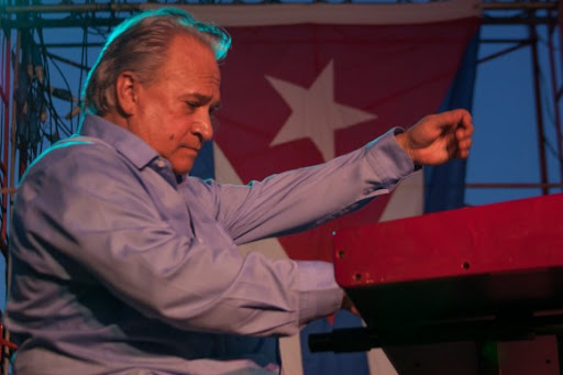 Llegue nuestra felicitación al maestro Frank Fernández en su 80 cumpleaños. Querido y admirado por nuestro pueblo, él es uno de nuestros grandes artistas, reconocido internacionalmente por su obra y con un brillante desempeño en múltiples escenarios del mundo. Un fuerte abrazo.