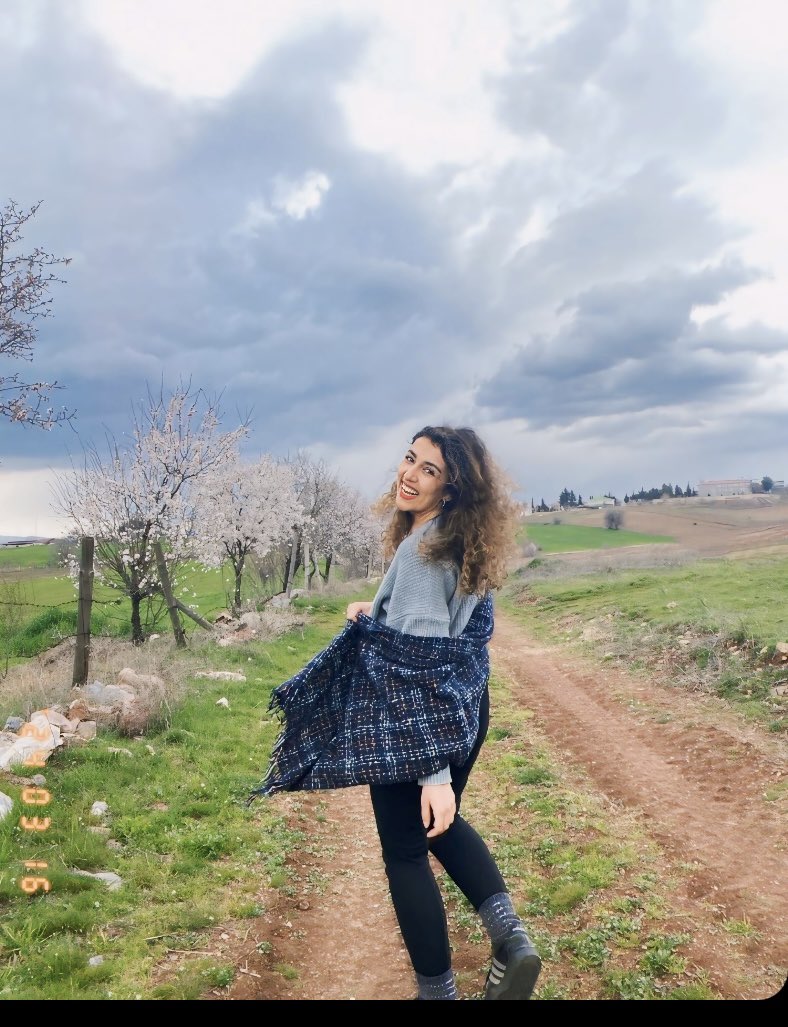 krlsztrkn's tweet photo. Kibrit çakıyorsun karanlıkta
badem çiçeklerini görmek için
ve mart denizlerinde tedirgin bir çift
sarnıç gemisi gözlerin
bir iş açacaksın sen başımıza
yangın mı olur artık, bahar mı? CY https://t.co/A0APcKd9kY