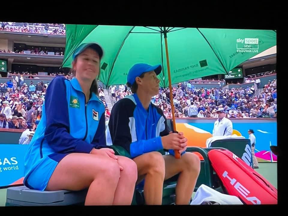 Da un lato un uomo freddo e distaccato, dall’altro un ragazzo che si mette a conversare con la raccattapalle come se fosse sua sorella, in un giorno di pioggia mentre l’accompagna a scuola. Educazione e gentilezza. Chapeau Jannik!
#sinner #sinneralcaraz