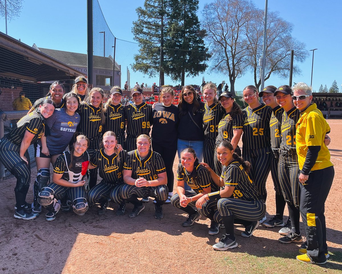 𝘖𝘯𝘤𝘦 𝘢 𝘏𝘢𝘸𝘬𝘦𝘺𝘦, 𝘢𝘭𝘸𝘢𝘺𝘴 𝘢 𝘏𝘢𝘸𝘬𝘦𝘺𝘦 💛🖤

We love seeing our alumni at our games all the way in CA.

#Hawkeyes