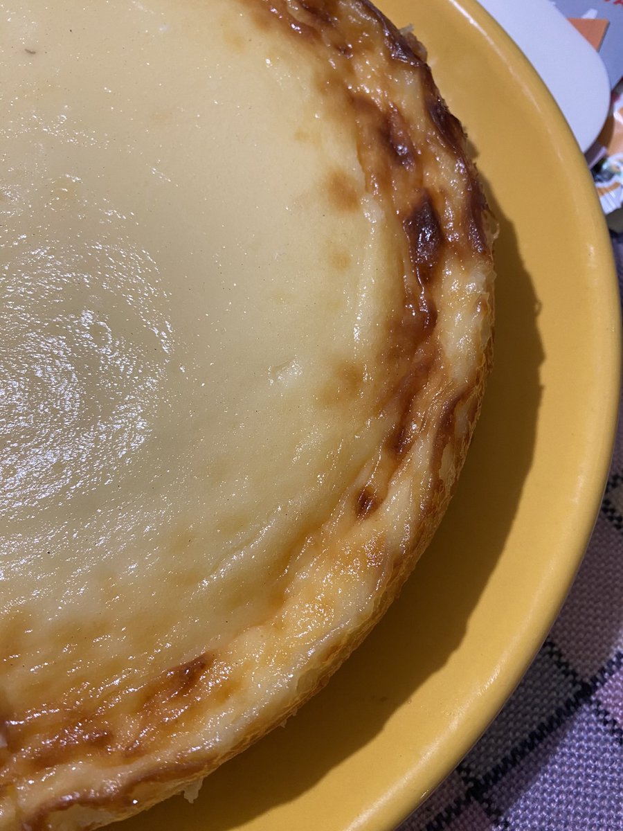 ssacica's tweet photo. Az eheti late night baking erősen halad 2 sajttortával és egy adag macaronnal amit holnap 1-1 további követ majd https://t.co/lAqbAQ4rqA