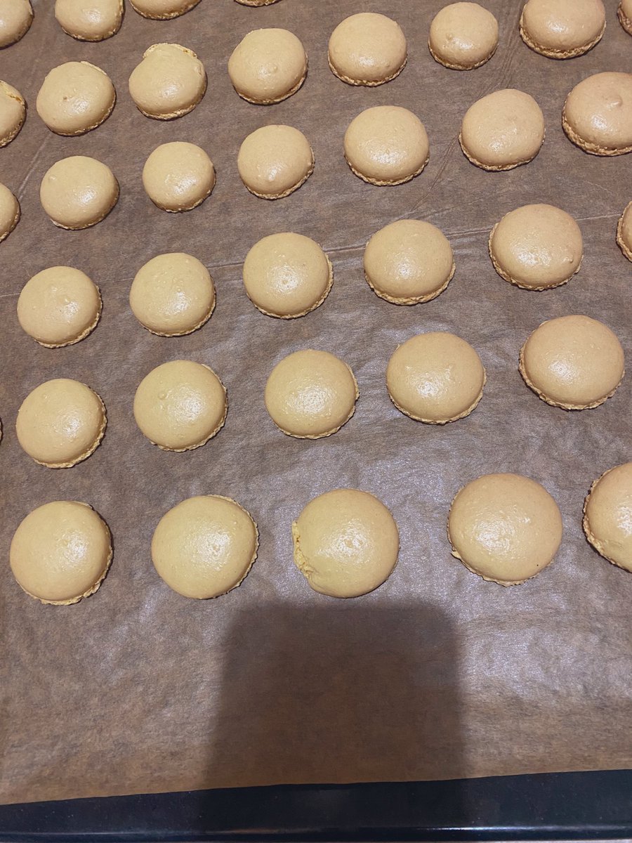 ssacica's tweet photo. Az eheti late night baking erősen halad 2 sajttortával és egy adag macaronnal amit holnap 1-1 további követ majd https://t.co/lAqbAQ4rqA
