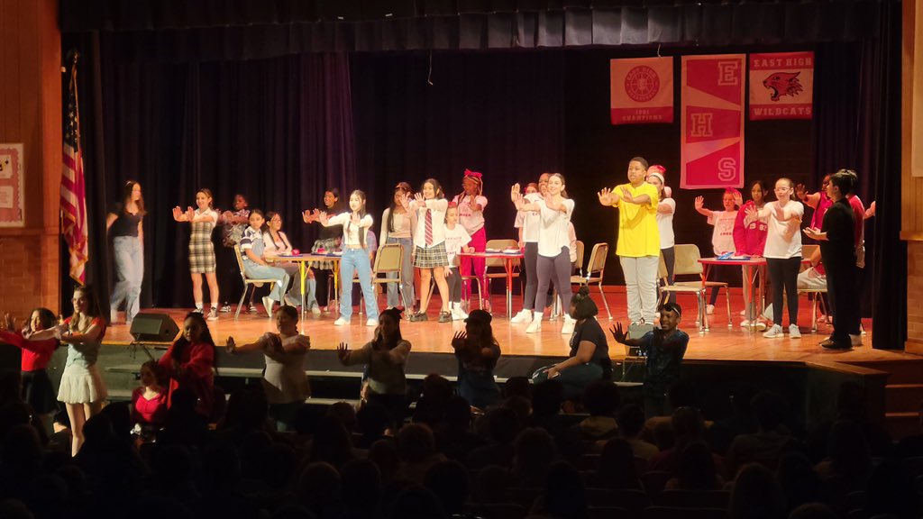HTSD_Grice's tweet photo. That’s a wrap! Thank you to everyone who came out to our production of High School Musical, Jr. #WhatTeam #Wildcats https://t.co/WBWb0hJH4S