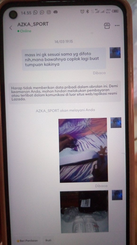 alyayyv's tweet photo. retur barang di lazada malah diteror si penjual😭 tolong pihak lazada bantu soalnya saya di kirim paket terus yang bukan saya pesen😭 @LazadaID 
kronologi:saya pesan sepatu di toko AZKA_SPORT barangnya ga sesuai terus cacat, dan minta retur dong setelah di retur-
@LazadaIDCare https://t.co/FozT7KLLg6