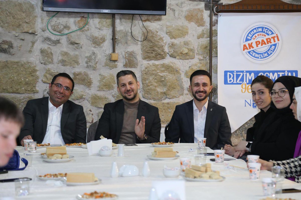 Nigdeakgenc51's tweet photo. Bizim Semtin Gençleri 🫂

GM GK MKYK Üyemiz Mustafa Yıldız, AK Parti GM GK Seçim İşleri Komisyon Üyemiz Ahmet Rasim Sümer, il Gençlik Kolları Bşk.Onur Olça ve Bizim Semtin Gençleri ile bir araya geldik
İlimize gelerek bizleri onurlandıran değerli Başkanlarımıza teşekkür ederiz☺️ https://t.co/zbnM1QLQuc