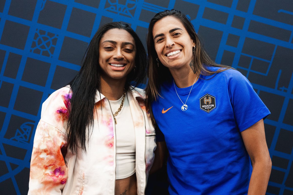 .@kerolinnicolii & @10andressaalves are in the building! 🇧🇷😁