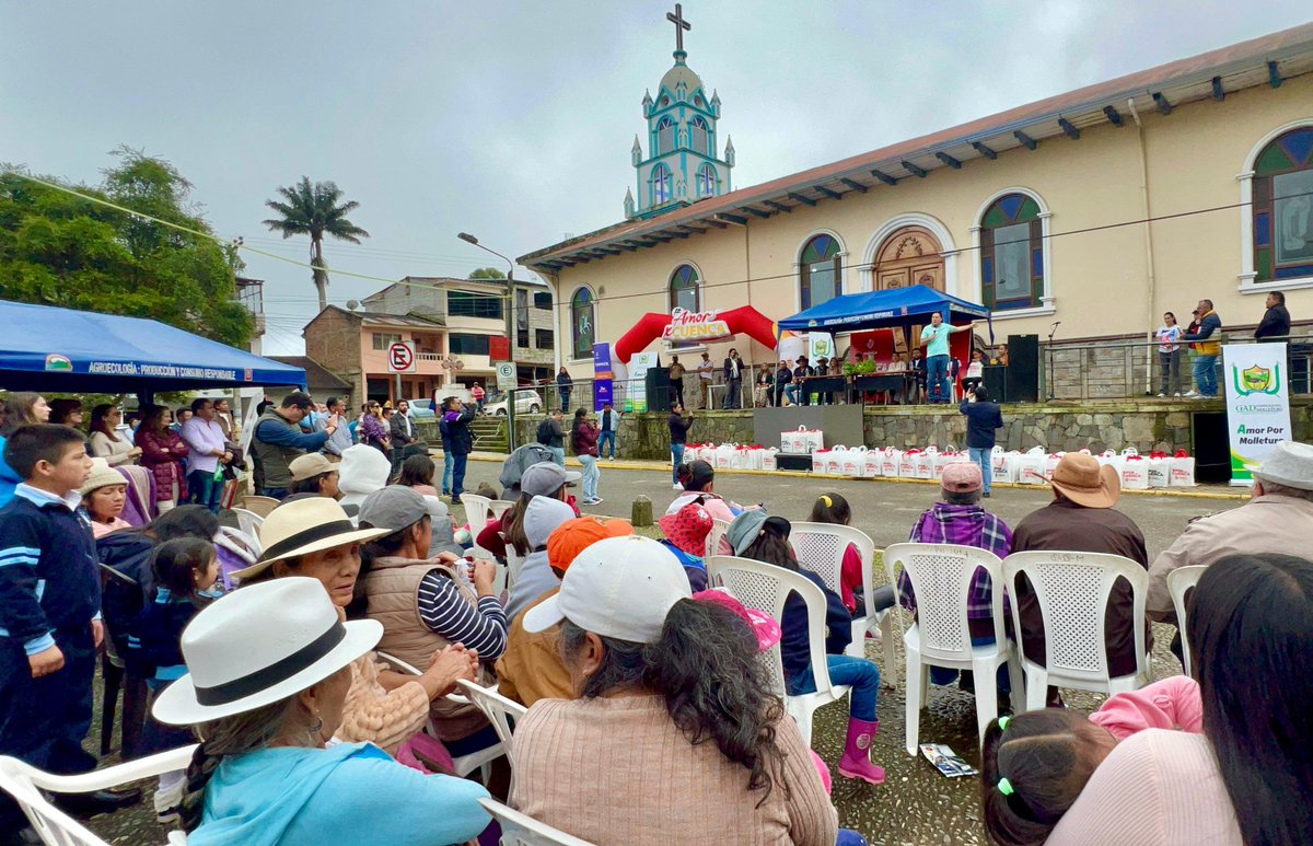 czamoramatute's tweet photo. 🥛¡Finalizamos la entrega de leche en #Molleturo, ✅cumplimos con las 21 parroquias #rurales!

🎫 Mediante el #CanjeSolidario en el concierto internacional de #Carnaval, se recaudaron 40.000 litros de leche que ya fueron #distribuidos en estas comunidades, beneficiando a 7140 personas en situación de vulnerabilidad socioeconómica.

Seguiremos apoyando a la #ruralidad; esto es solo el comienzo. Así es como se trabaja con #AmorPorCuenca ❤️💛