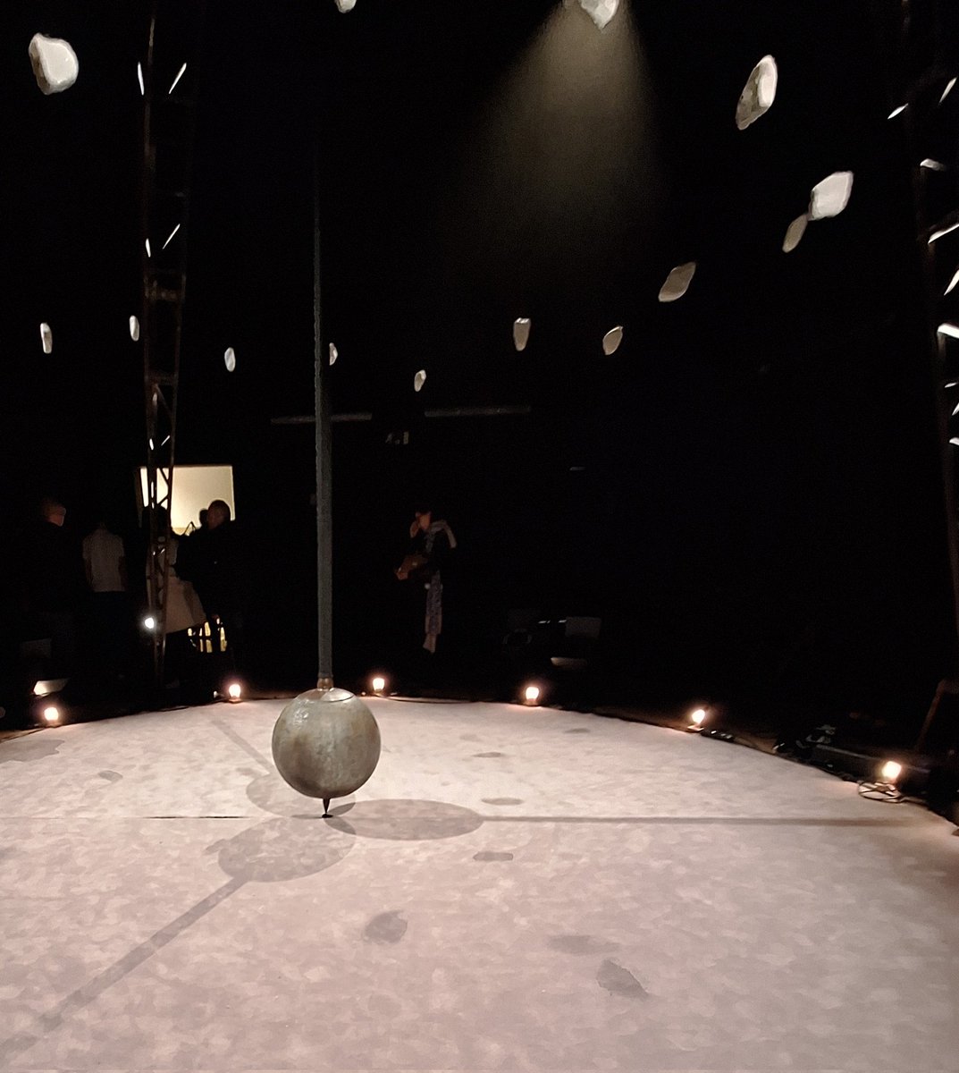 bugaderes39's tweet photo. Llum, pèndol, paraula, cançó, acrobàcia, parella, música, contacte, pedres, veritat, dansa, transformació, vida. #LadyPanda @mumusiccircus10 #FestivalZero @teatresdespi No hi ha cap pantalla que ens pugui fer sentir així. #AnemAlTeatre #AnemAlCirc #ArtsEscèniques #CapButacaBuida https://t.co/RHxIaPUQQP