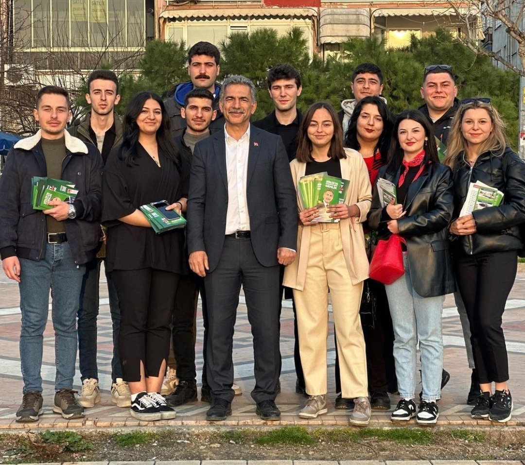 halklisgemlik's tweet photo. CHP Gemlik Belediye Başkan Adayımız Şükrü Deviren ve CHP Gemlik Gençlik Kolları ile birlikte broşür dağıtımı için sahadaydık. Vatandaşlarımıza projelerimizin ve meclis üyesi adaylarımızın bulunduğu broşürlerimizi dağıtırken onların değerli düşüncelerini ve taleplerini dinledik. https://t.co/dxMGDaayAM