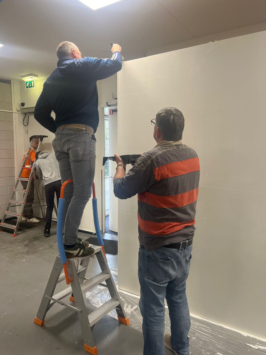 Met <a href="/CDADeventer/">CDA-Deventer</a> op pad met <a href="/NLDOET/">NLdoet</a> om bij woonzorgcentrum <a href="/denoorderbrug/">'s Heeren Loo De Noorderbrug</a>  het fietsenhok van een likje verf te voorzien. Wat was het leuk. Praten met je handen, ook als je de gebarentaal niet machtig bent. Dank stichting present en dank bewoners en tot een volgende keer!