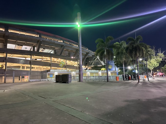 liberta___depre's tweet image. Por conta da baixa procura de ingressos pela torcida do Fluminense para o setor sul, Maracanã, a entrada B não será aberta para o Fla-Flu desta noite.

Via: @lucas_bayer_ / @__perdigao

📸: lucas bayer