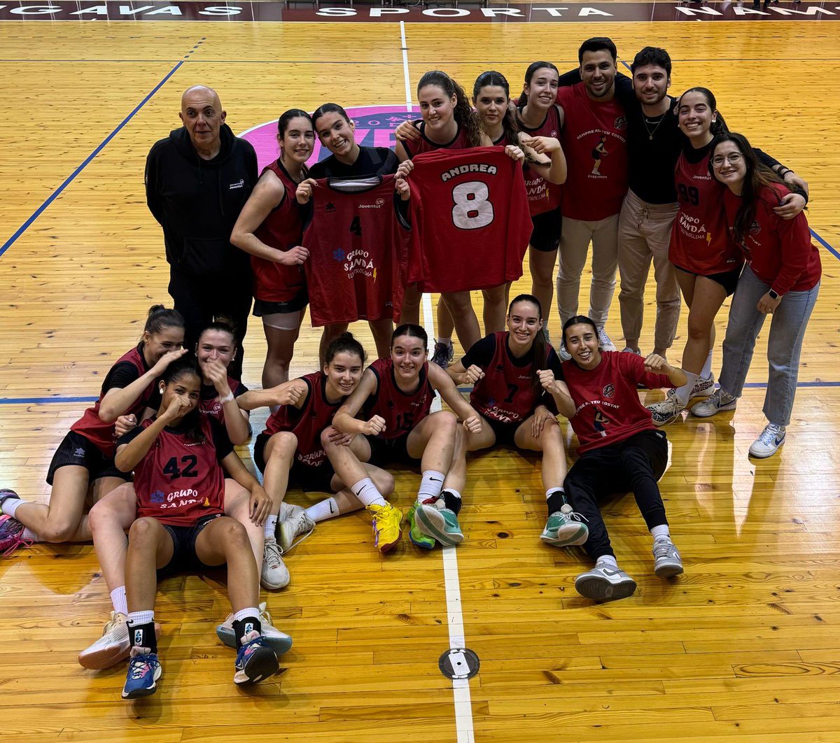 Hola <a href="/totcosta/">Tot costa</a> <a href="/totgira/">Tot gira</a> Doncs aquestes noies i el seu staff, ja han fet història!!Demà 10:30h jugaran la final d’aquest europeu per posar la cirereta a un fet històric q mereix tenir un reconeixement molt i molt gran!! #SentimentHospi <a href="/CEJLHospitalet/">CEJ L'Hospitalet</a>