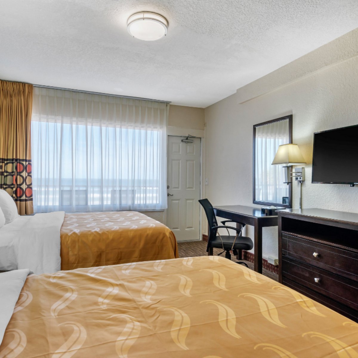 QualityInnDB's tweet photo. Get ready to hop into a perfect Easter getaway in Daytona Beach! 🌴🐰 Enjoy the sun, sand, and surf while staying in our comfortable rooms to celebrate the Easter holiday. Book your experience at https://t.co/a9IeeYt4s7. #easter #holiday #qualityinn #daytonabeach https://t.co/gocMFfEOdr