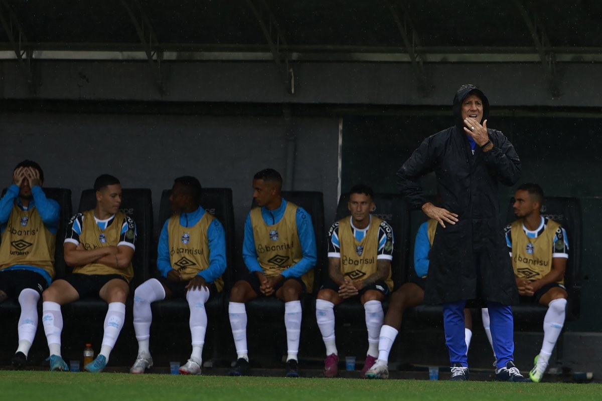 mbertoncello_'s tweet photo. "Por enquanto, estou calado. Eu não vou falar. Todo mundo viu o lance do gol do Caxias. Poderíamos ter saído com uma vantagem maior. O #Grêmio, no estadual, dos clubes grandes, é o único prejudicado nas partidas."

Renato Portaluppi. 🗣

📸 Jefferson Botega / GZH https://t.co/Igfln2b6OU