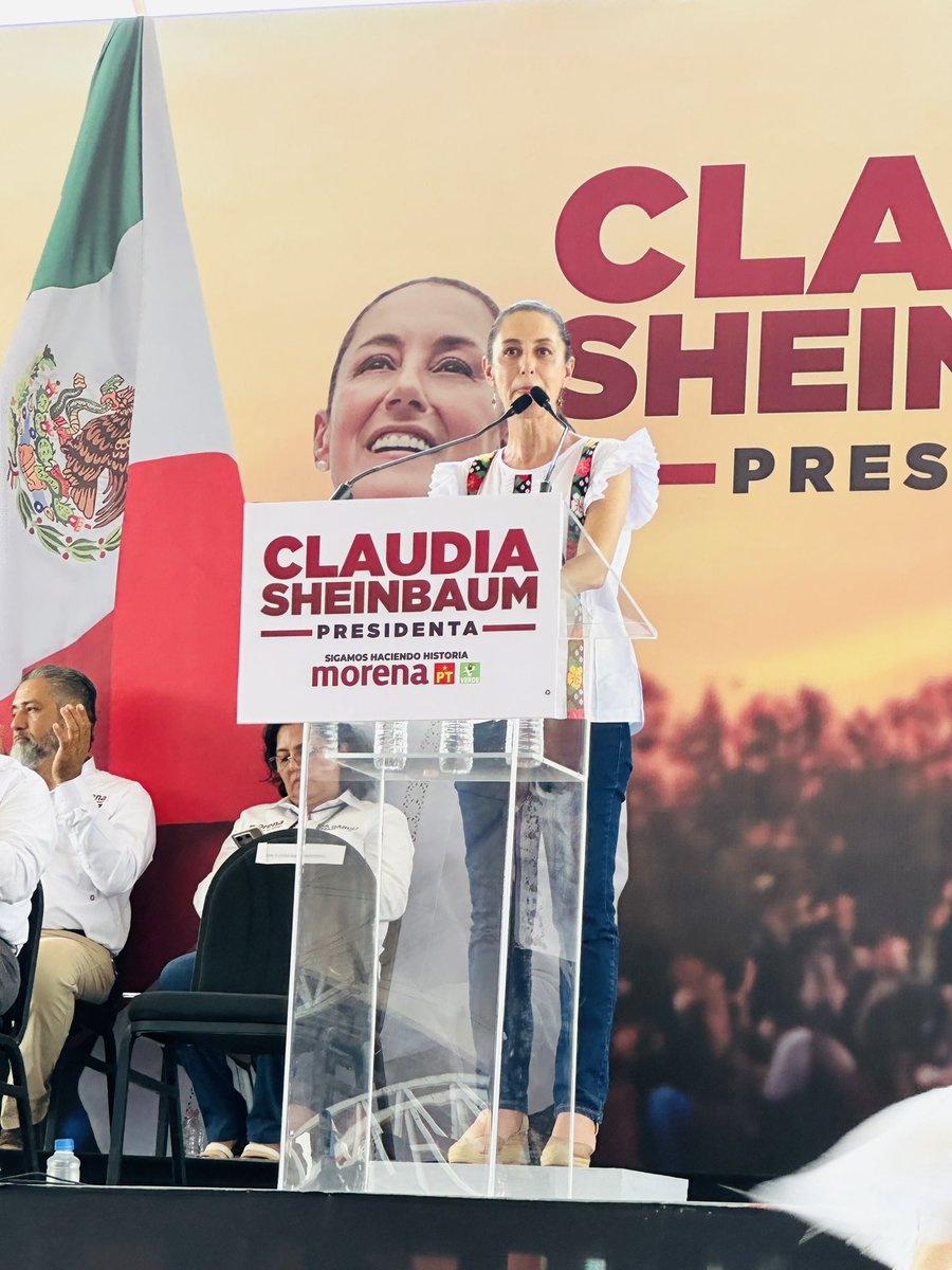 luzmiazul's tweet photo. Comalcalco vibra, Tabasco dice SÍ a continuar con la 4T. En unidad, la llevaremos a su siguiente nivel. Cada evento de @claudia_shein es una fiesta participativa. ¡¡¡Vamos bien y vamos a ganar, éste 2 de junio, Vota todo Morena!!!🙌🏻✨💫.
#YoConClaudia
#YoConMarcelo
@m_ebrard https://t.co/7n2DNzGust