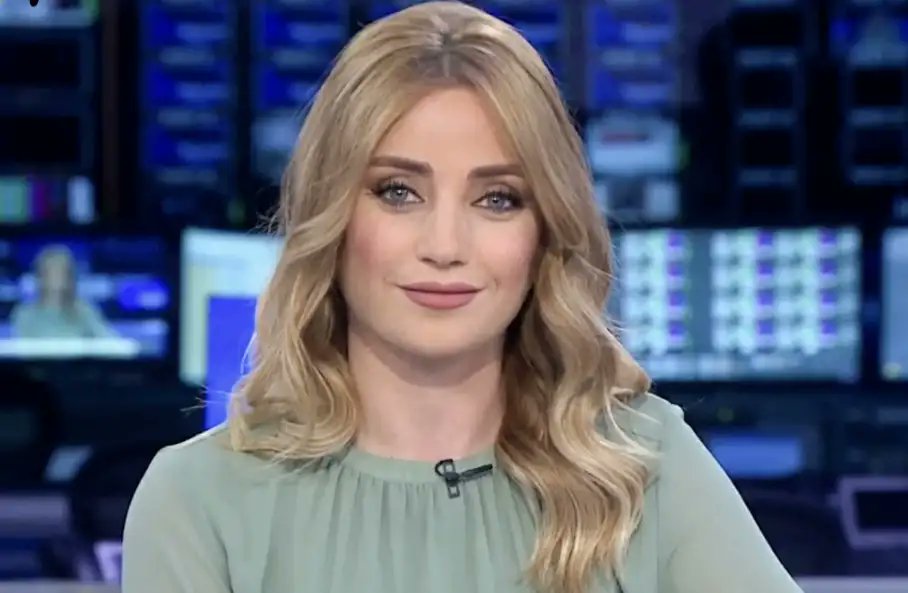 🎯 شاب يمني يدعى عمر العمودي قرر يبعت رسالة غزل للمذيعة المشهورة كريستيان مذيعة قناة الحدث وفوجئ تاني اليوم إن المذيعة ردت عليه برسالة أطول من رسالته.! الحقيقة الرسالة والرد كانوا في غاية اللطف والجمال
⭕️رسالة عمر:
تابعو معانا الحوار اللطيف 16/1