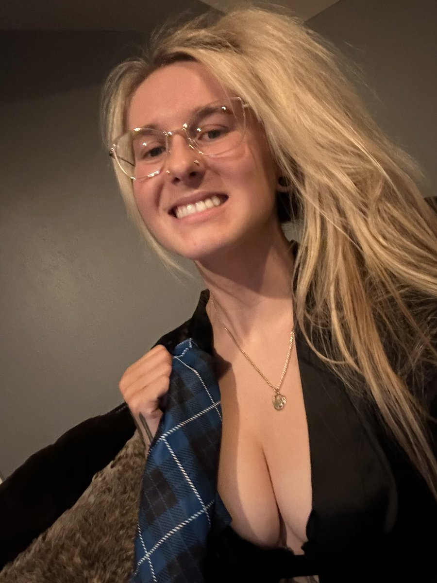 alexxistexxxas's tweet image. Hey everyone that’s new! My name is Alexis
-5’3” 
-welder/mechanic
-collector of old trucks
-genuine chubby chaser
-small farm owner
Comment and say hi if you want to get to know me. This is my real account, I’ll tag my other one. RT and like if you can 🥰