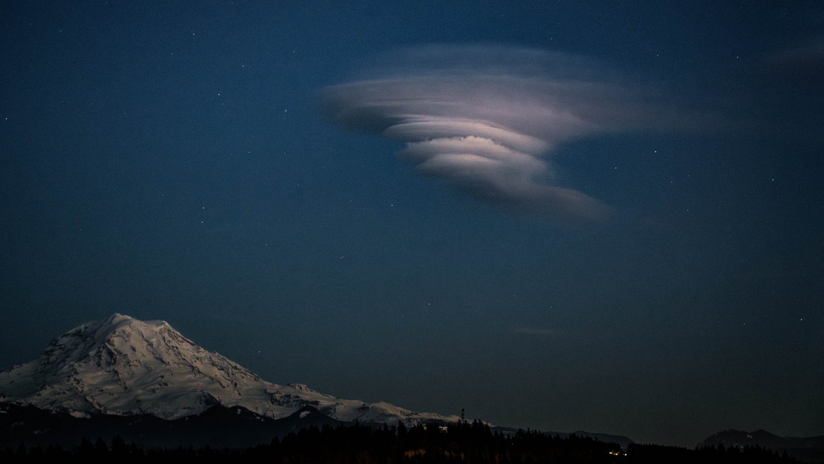 SeattleWXGuy's tweet photo. Lenticular Cloud was going on into the night last night https://t.co/wIkeiL2KRw