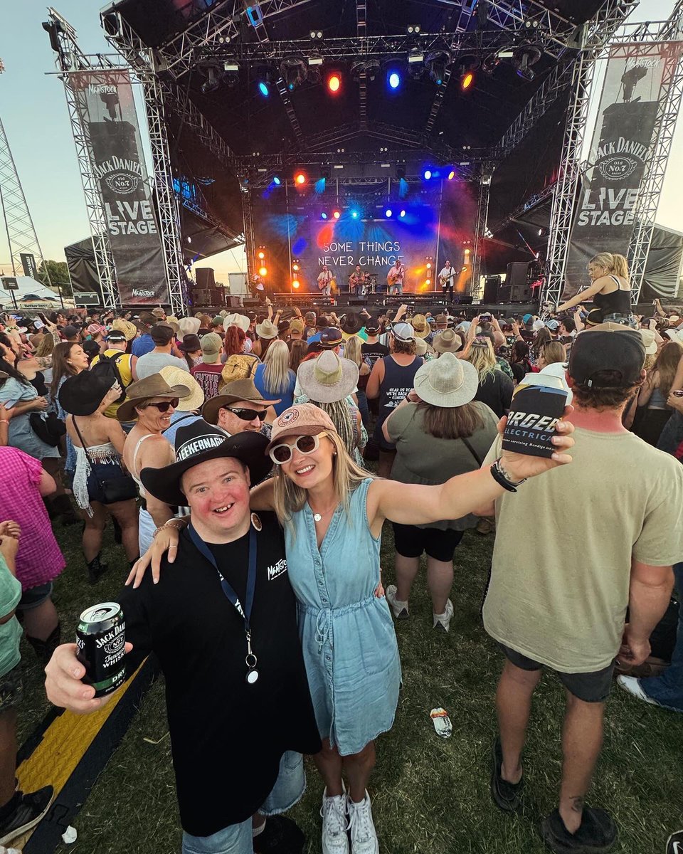 Dee Amos tweet media