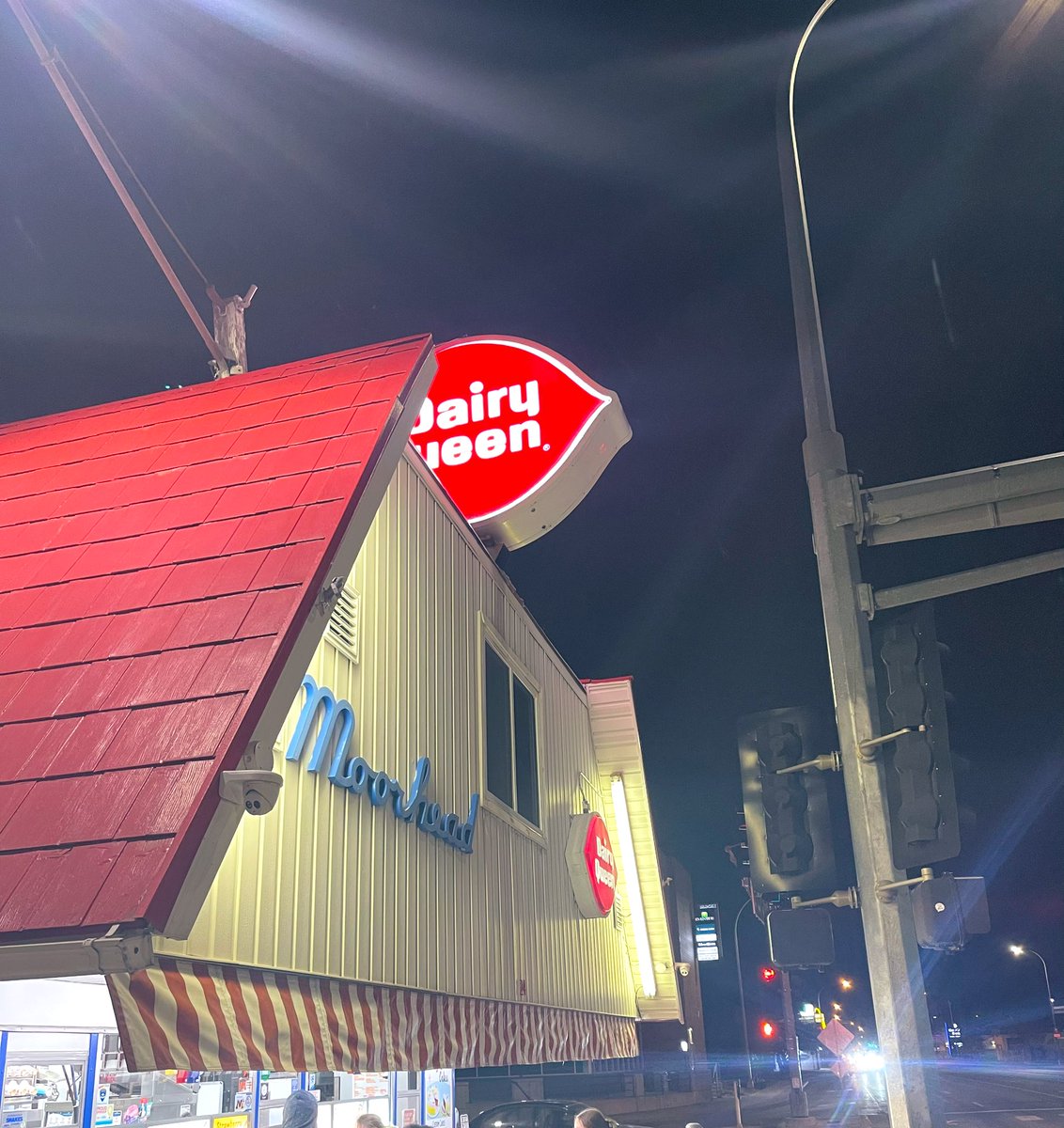 NaomiOrre's tweet photo. Saturday Night Lights: after supper stop at the best Dairy Queen in the country. Don’t @ me with negativity, babes. #MoorheadProud #MoorheadMN #RedRiverValleyThings (29° and windy conditions by the way… ) https://t.co/KiiIj8mnDd