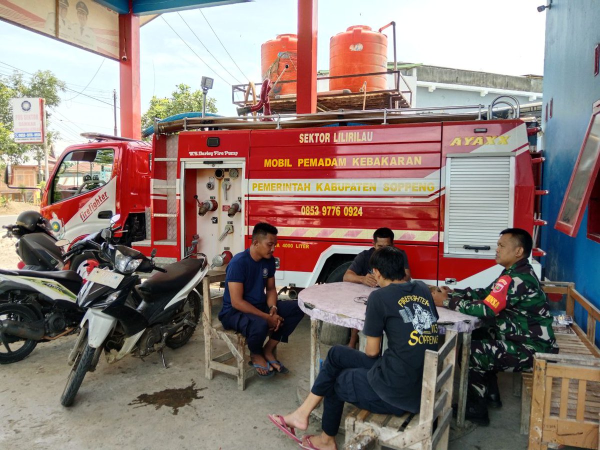 Bertempat di Kel. Ujung Kec. Lilirilau Kab. Soppeng Babinsa Sertu Suardi Melaksanakan Komsos bersama Anggota Damkar Lilirilau, minggu17-03-24.