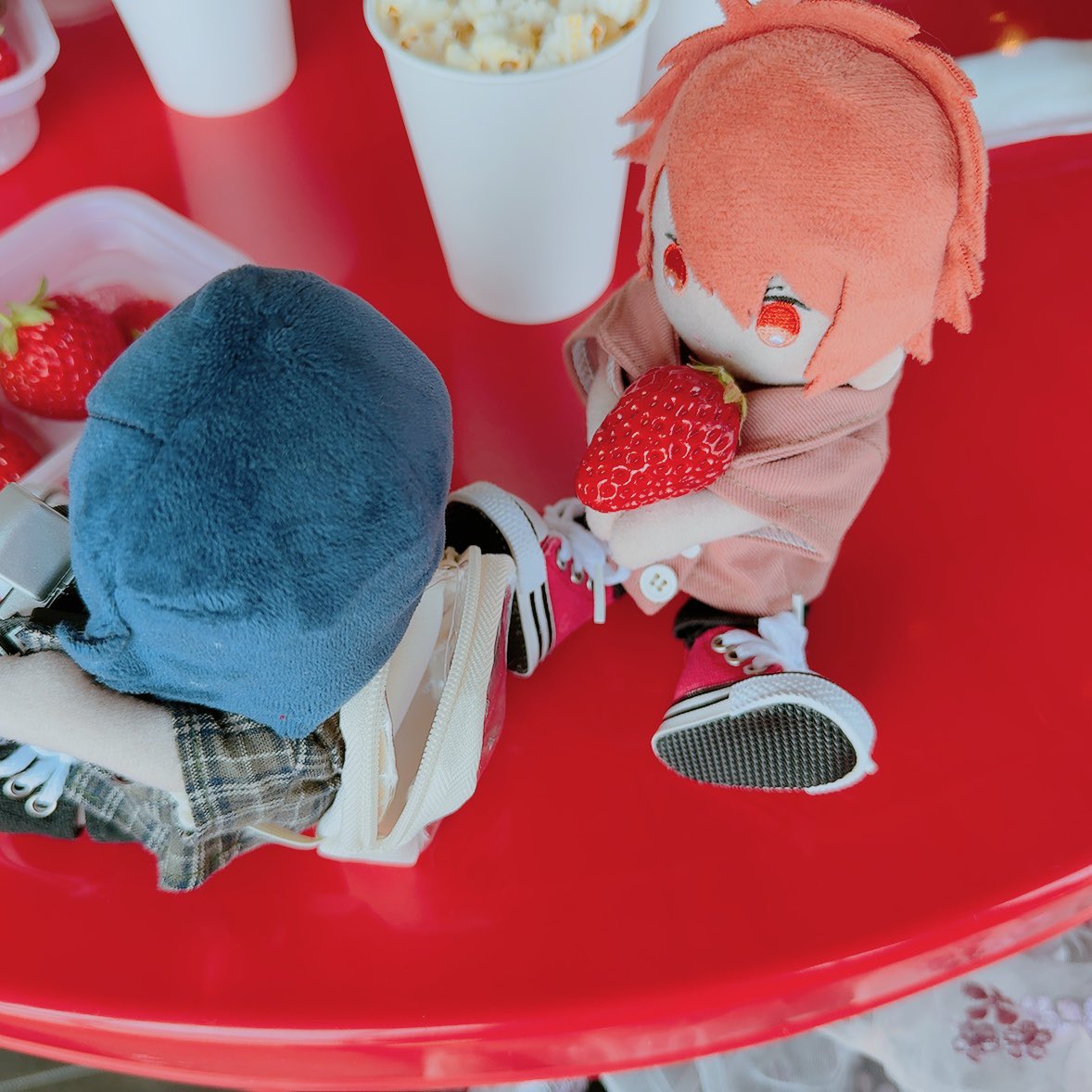 「おとぬこっそりいちご持ち帰ろうとしてる…(※このあと人間が美味しく頂きました) 」|ときこのイラスト