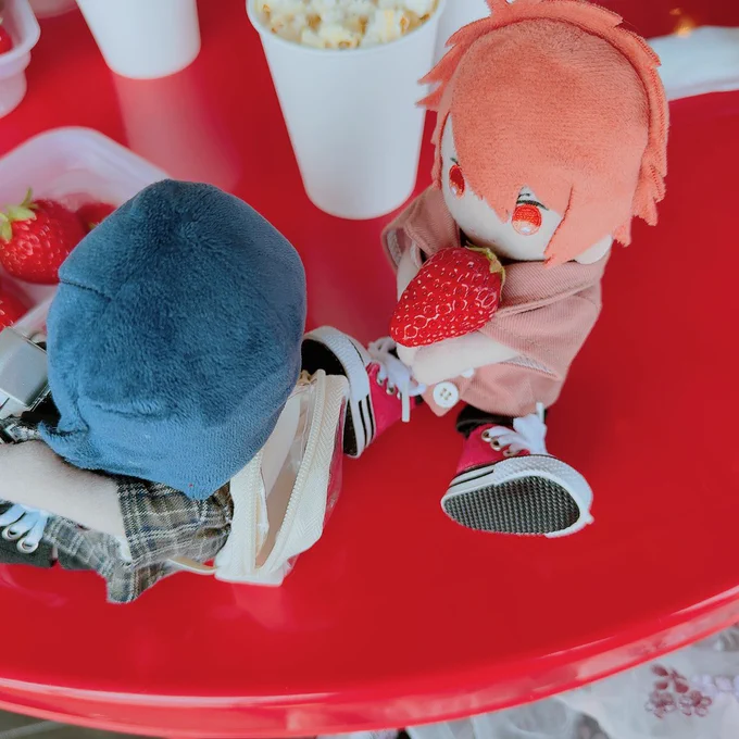 おとぬこっそりいちご持ち帰ろうとしてる…(※このあと人間が美味しく頂きました) 