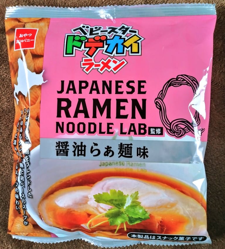 awazon0120's tweet photo. #今日のおやつ 
#ベビースタードデカイラーメン #JAPANESE  RAMEN  NOODLE LAB監修 
#醤油らぁ麺味 
#株式会社おやつカンパニー 
#316kcal 
#62g https://t.co/8aHEkSAVRe