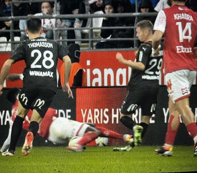 LeFLiP_'s tweet photo. Voici 4 actions en 2024, je vous laisse deviner le nombre de rouges et de penalty cumulés sur ces 4 actions https://t.co/VspSi5v1f9