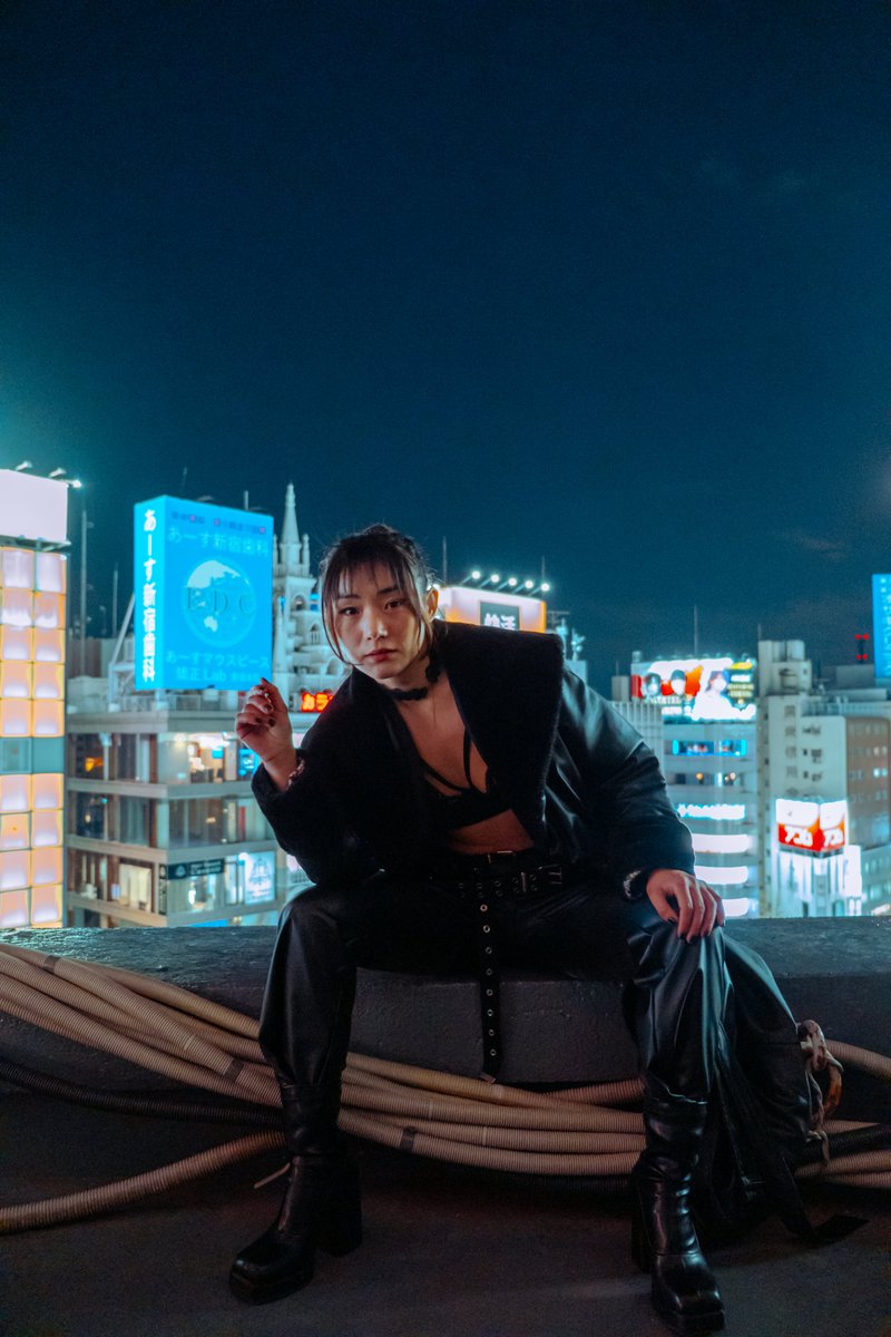 Hey , twitter can you help a little bit to hit the 2k ? i'm a portrait and street photographer in Japan and i tried to mix a cinematic vibe with a work about lights !