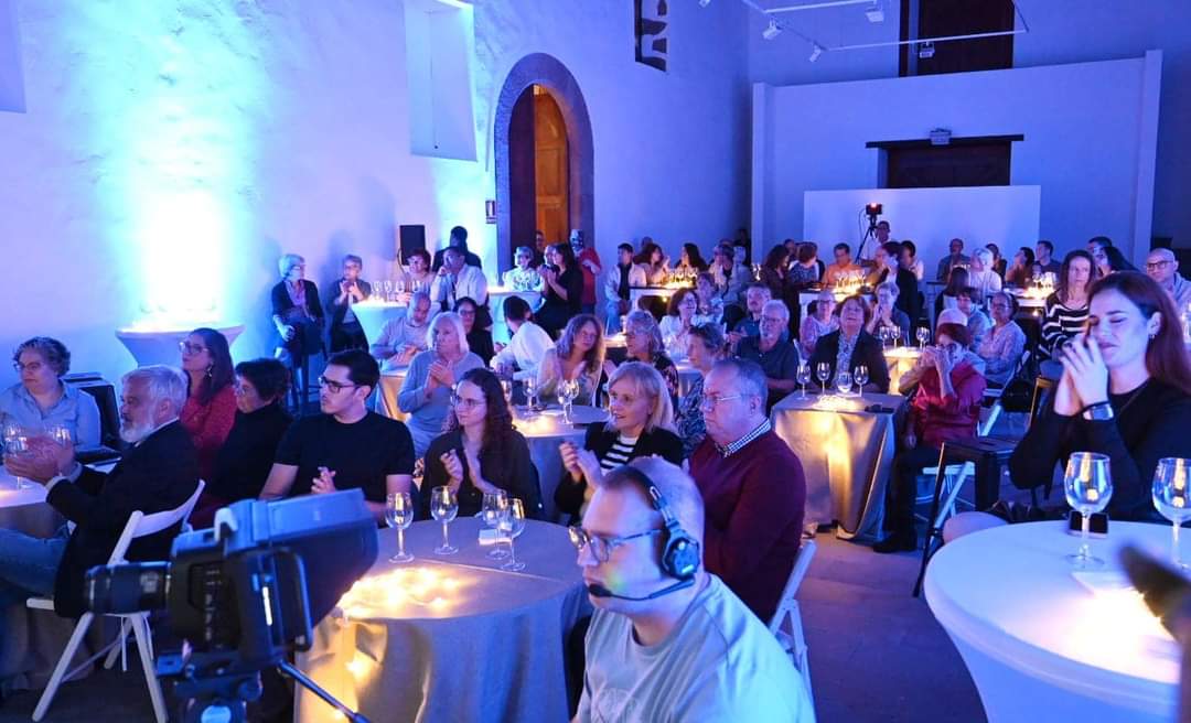 PedroMRodg's tweet photo. ¡Increíble cierre del XXIX Encuentro Internacional de Guitarra Clásica Ciudad de Guía! 

Disfrutamos de una noche memorable con el concierto del @yulballesteros en la Casa de la Cultura, presentando su último trabajo discográfico, "Alma". 

#SantaMaríadeGuía  #guitarra https://t.co/PUQO95LaJV
