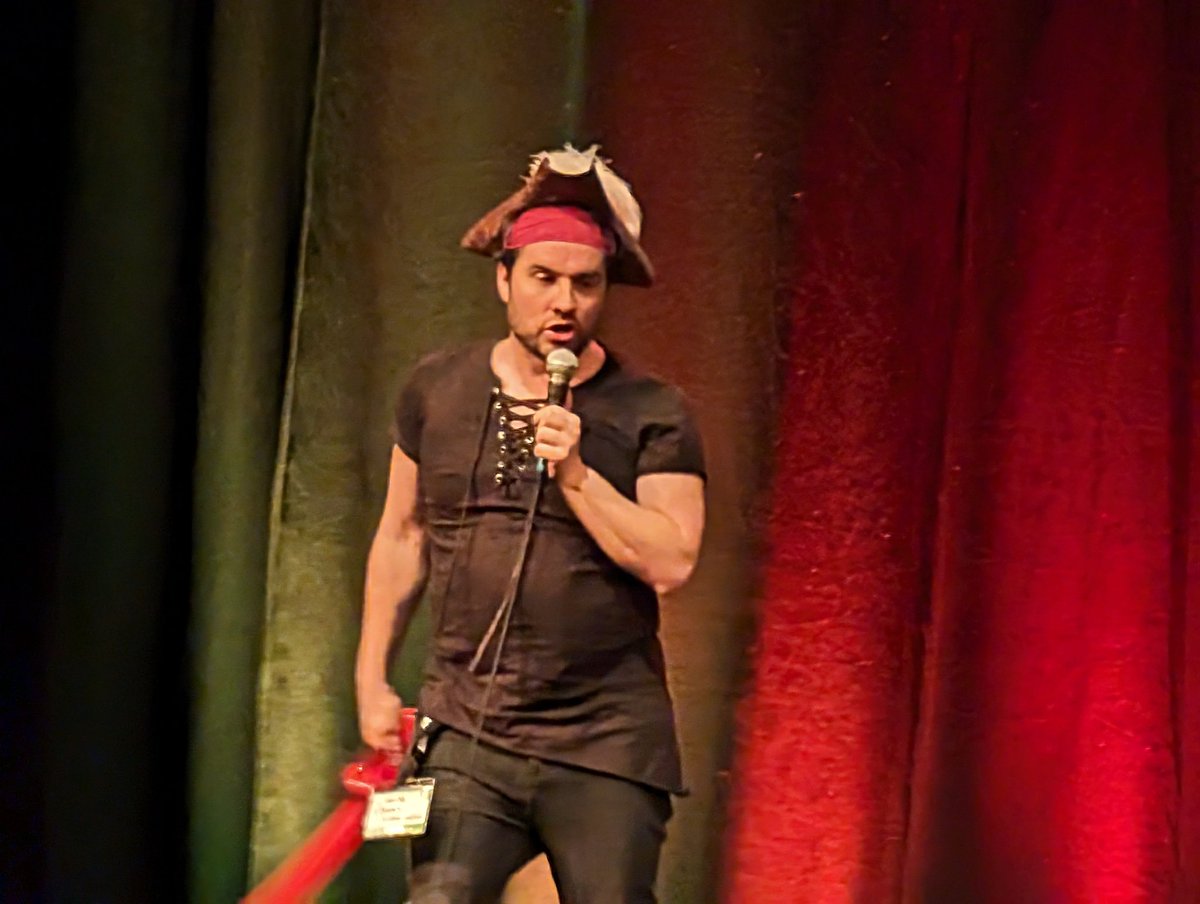crispygoth's tweet photo. Had a fun couple of days at Airecon catching a bunch of great live shows: @johnneh's DnD panel show, @piratemoustache making up an RPG in an hour, @IvanBrett playing Entropoly, @Questingtime playing DnD and finally some musical funnies from @EdJollyboat and @ComedyTomedy... https://t.co/6hlZGUItDU