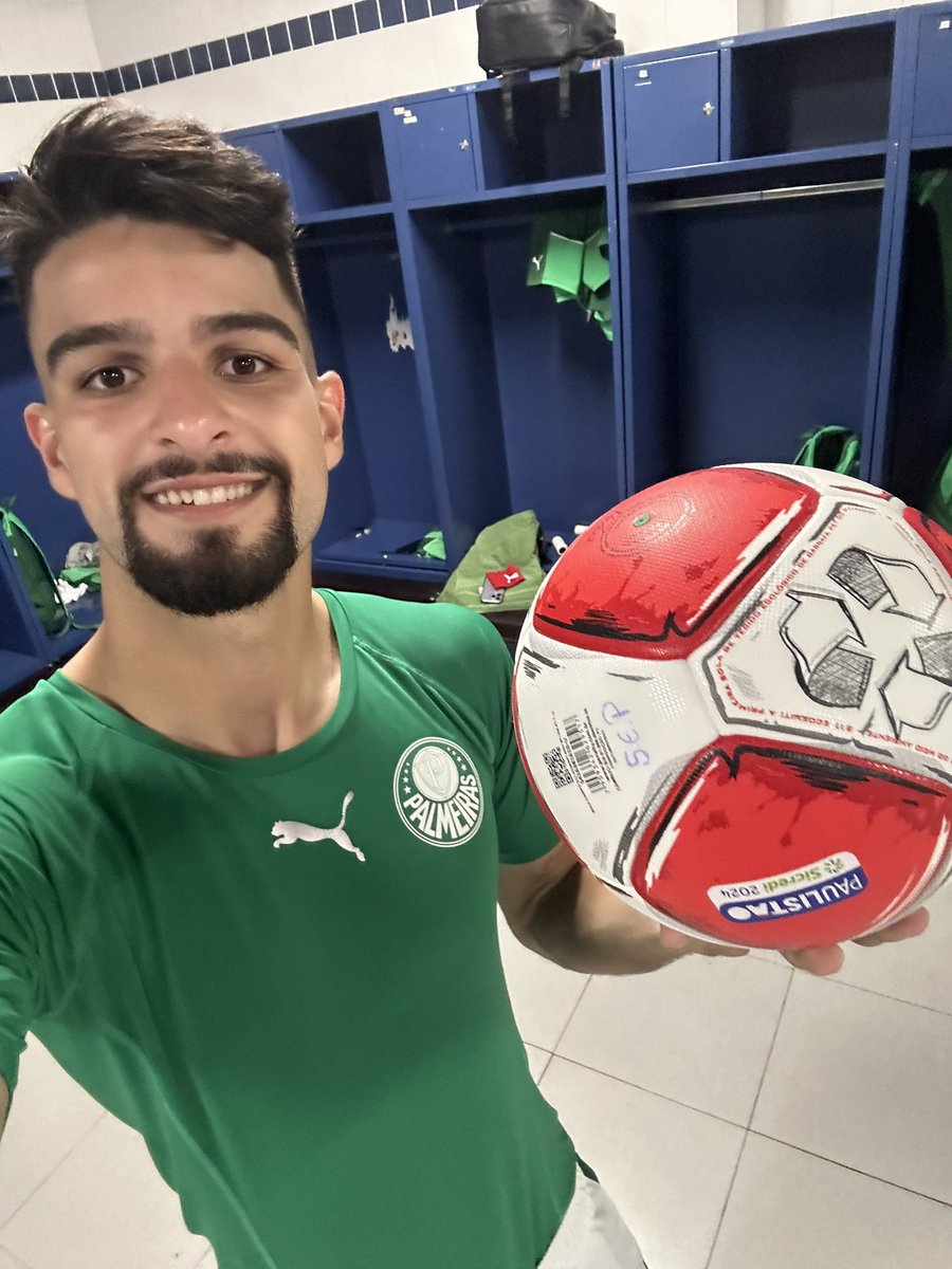 Palmeiras's tweet photo. Uma, duas… TRÊS vezes López! A bola do jogo vai pra casa do Flaco, né? 

É HAT-TRICK QUE FALA! 👌🇦🇷

#AvantiPalestra #PALxPON https://t.co/VFjgm9R5kM