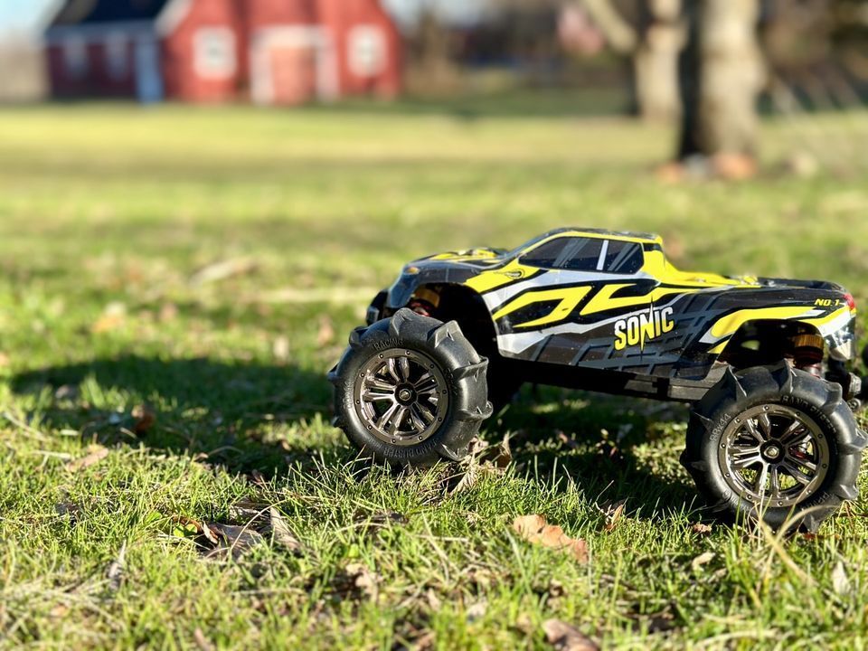 ReeseRC_MI's tweet photo. Getting ready to run the Laegendary Sonic this fine Friday night. 

#reeserc #laegendary #sonic #rc #rccars #backyardrc #rchobby #rctruck https://t.co/ahFKcWRNEe