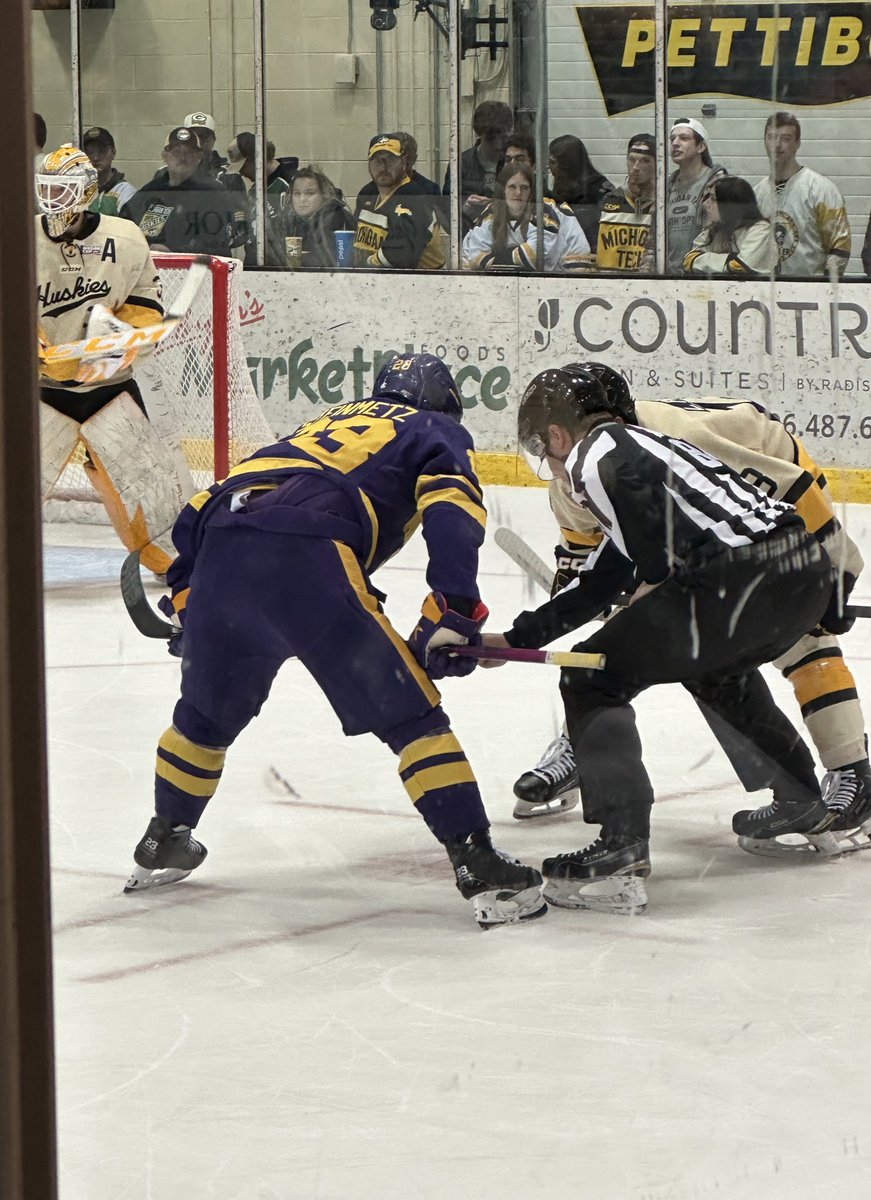 tormaka's tweet photo. Playoff hockey is the best hockey. 😈💛🐾 @mtuhky @MinnStMHockey https://t.co/EauTIj0mzL
