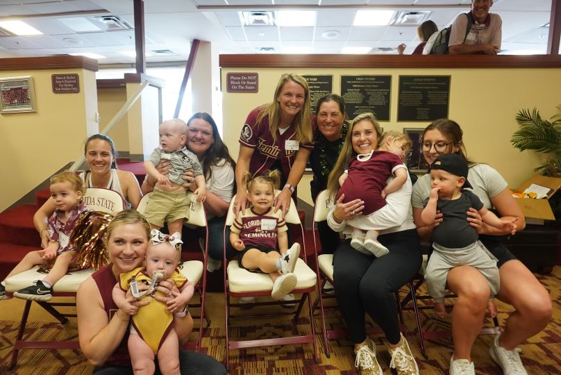 You WILL smile looking at this pic .. I mean come on the babies are soooo cute! #littleNOLES🤟🏼🍢