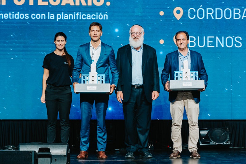 nicollamosas's tweet photo. Participé junto al Intendente @jmllamosas y el Secretario @guillederivas de la "Noche de los Intendentes", en la  mesa de Transformación Digital. Nuestro  Municipio recibió el premio "Banco Hipotecario" por su compromiso con la  planificación urbana, el hábitat y la vivienda. https://t.co/scTNzyJ2Kr