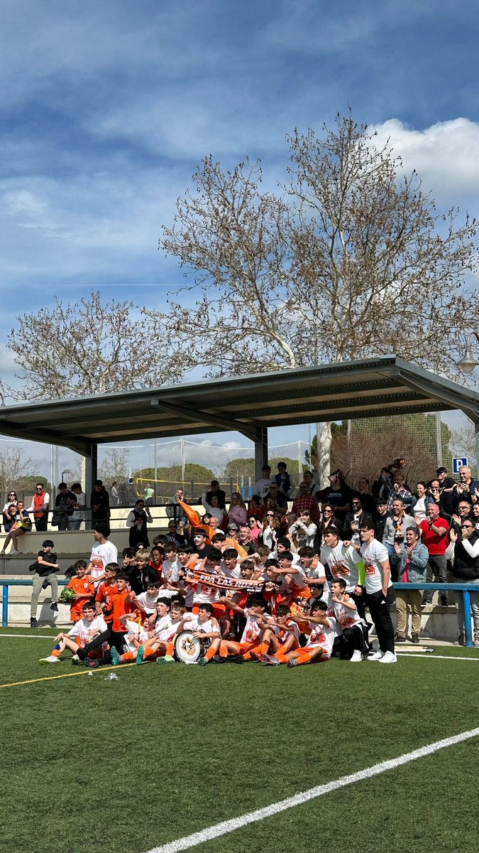 o_abourich10's tweet photo. Somos de DH!! ⚽️🧡🥇🥇 
Que locura lo de estos chavales… 🤐 

Con el de siempre @yoryiss3 https://t.co/S9lFYF5FvE