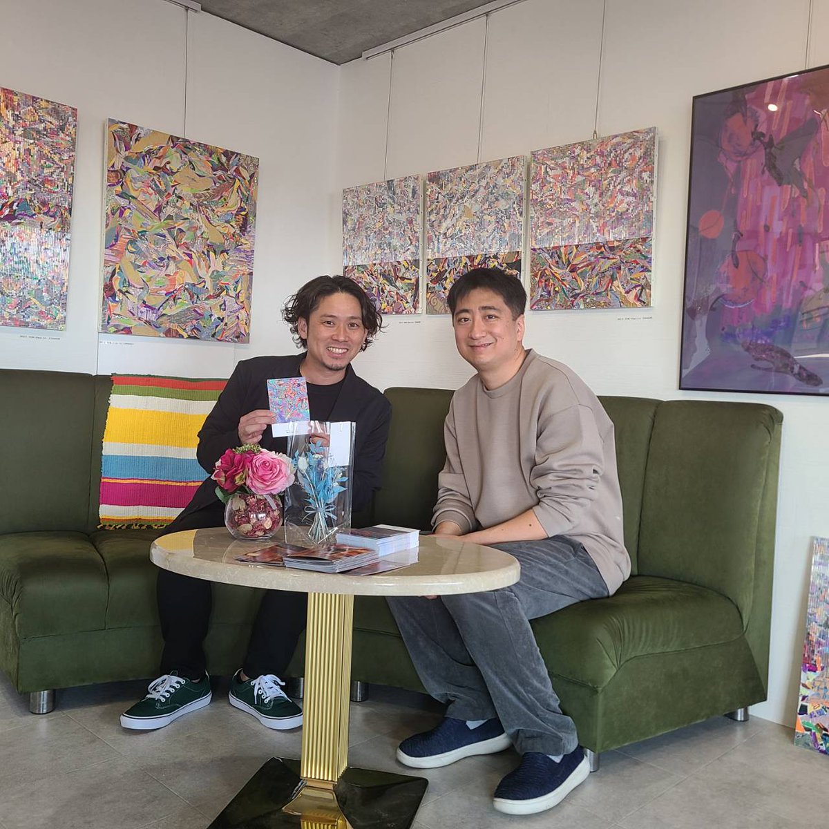 Sim_moby's tweet photo. 일본의 kidsheart 프로덕션 대표이자 배우이신 사노 슌스케 님께서 나고야 KPRO 전시를 방문해주셨습니다!
이번 개인전은 3월 31일까지 계속됩니다!
SANO SHUNSUKE
14th Solo Exhibition
<70th exhibition>
@shunsukedesu62
@kproflex
#SanoShunsuke #kidsheart #나고야
https://t.co/y6yJUQN0Fo https://t.co/KyJ6gaSMvW