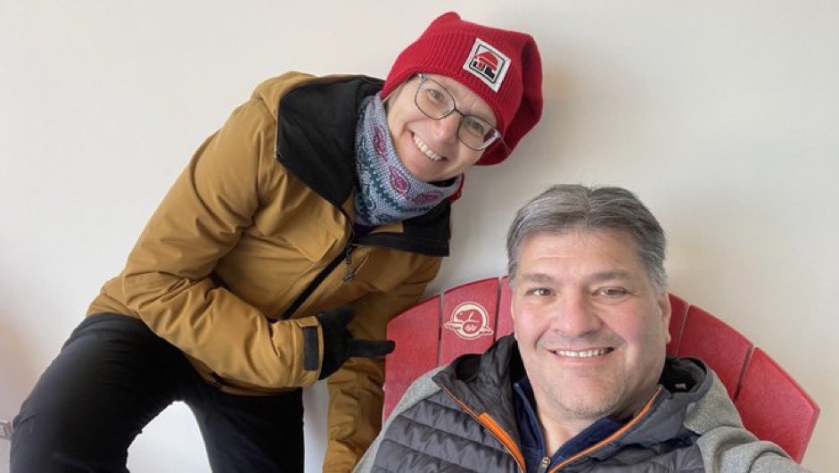 trmichaudPASK's tweet photo. Toujours à la poursuite des chaises rouges de @ParcsCanada. Chaise 53 au centre Info Manitoba à la Fourche lors de notre visite pour le Festival voyageur. #partagezlachaise #heho https://t.co/YrvNvQA80Q