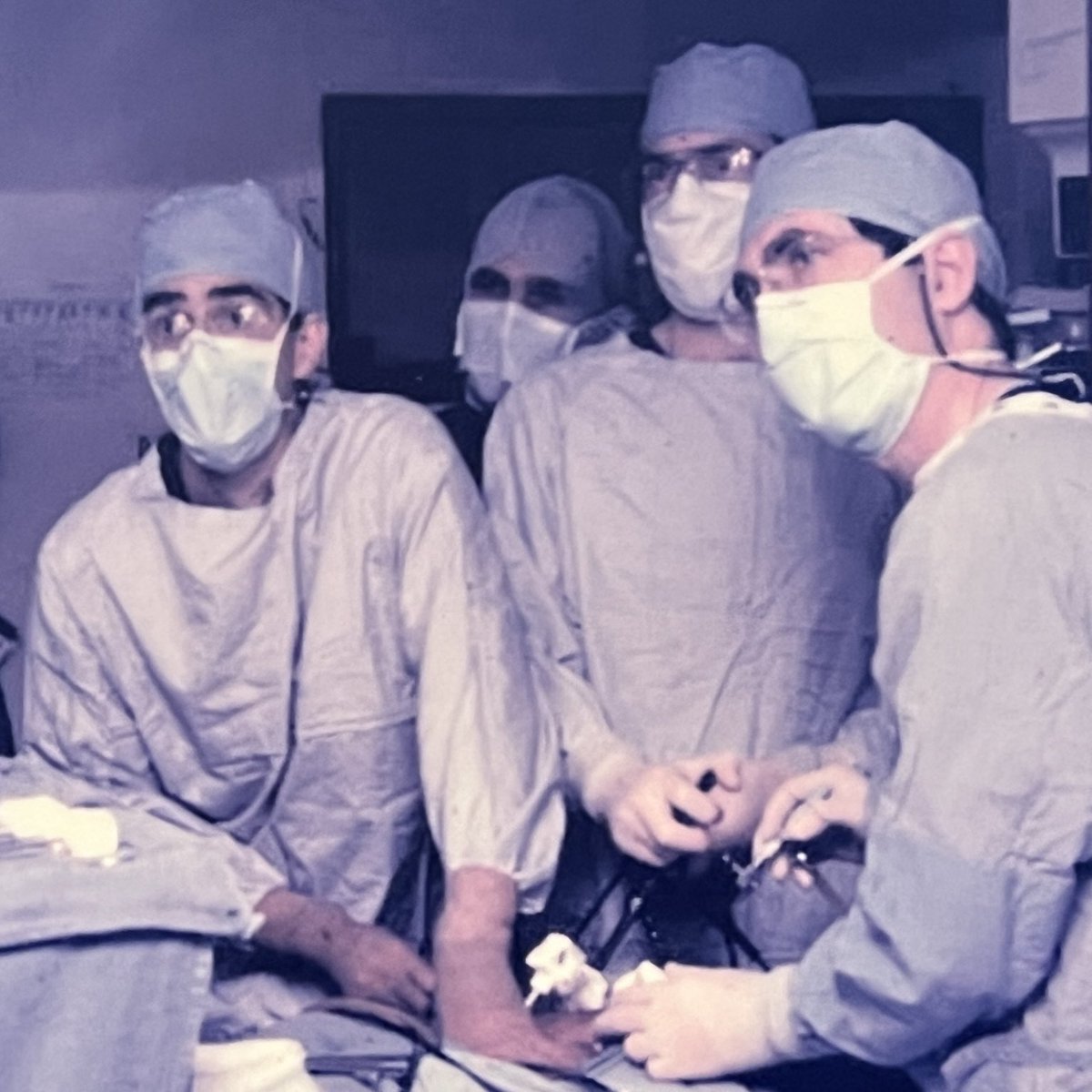 This picture documented a historical moment in urology. The first laparoscopic nephrostomy in patient was performed by Dr Ralph Clayton at @WashU_Uro in 1990. This pioneered the entire field of minimally invasive urologic surgery.