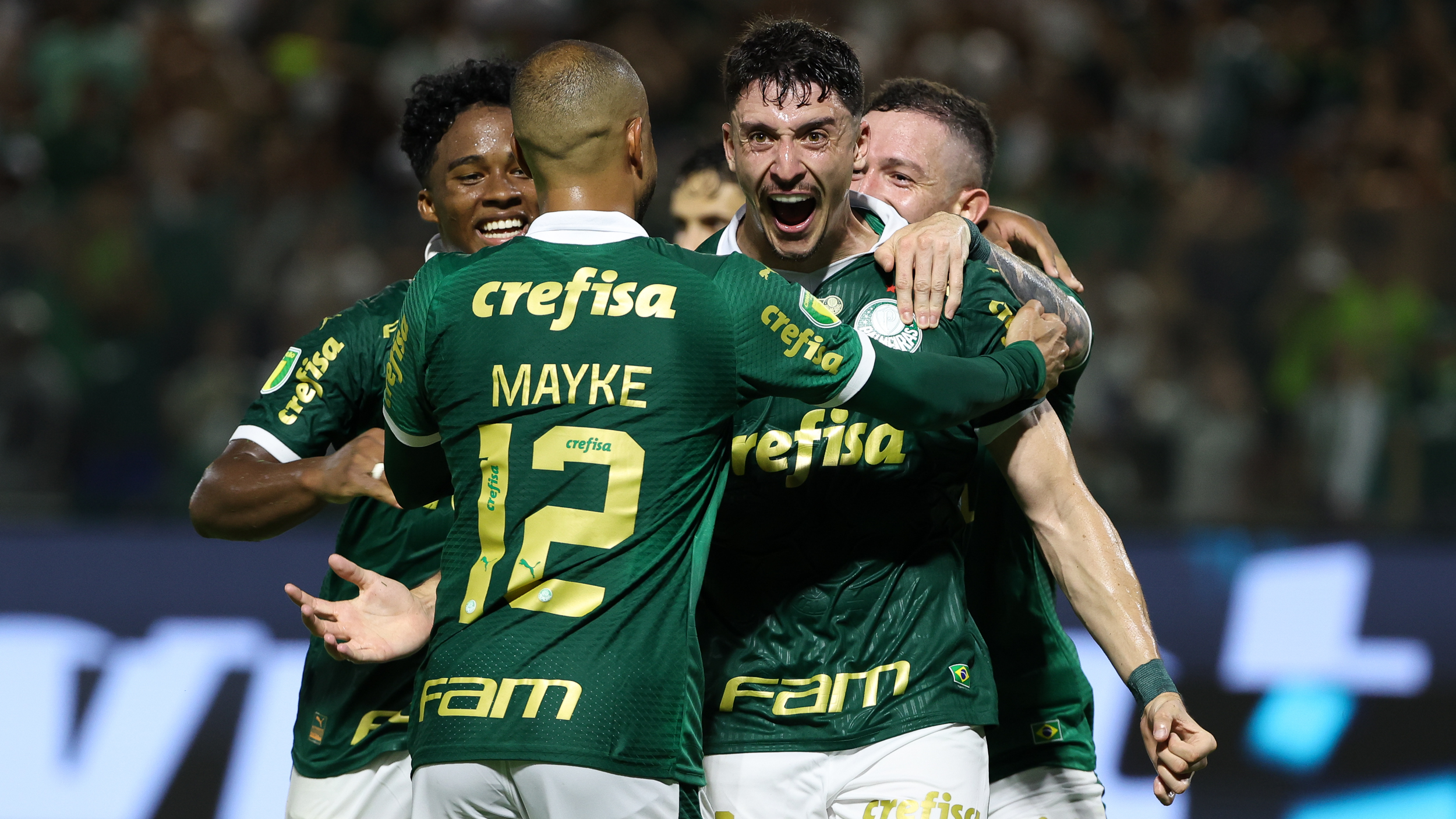 Jogadores do Palmeiras comemora gol