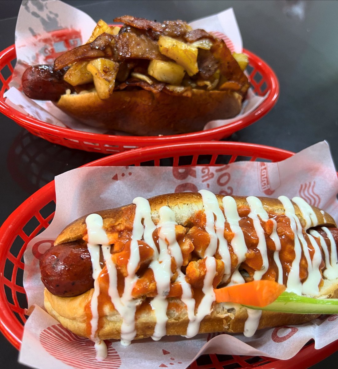 PerrosJochos's tweet photo. ¿El que tiene piña y tocino, o mejor el de boneless? 🤔🌭🍟⁣⁣⠀
⁣⁣⠀
#JochosPerrones #HotDogs #Torreón https://t.co/FtDqlWjLBf