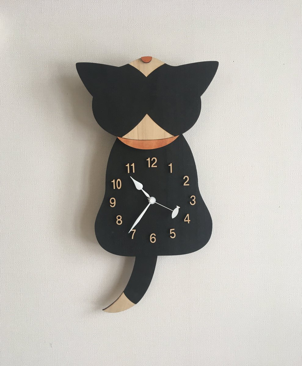 「背中の白黒ちゃん時計#こんなん作ってます #手作り#猫時計 #木工 #猫雑貨 #」|NEKO3のイラスト