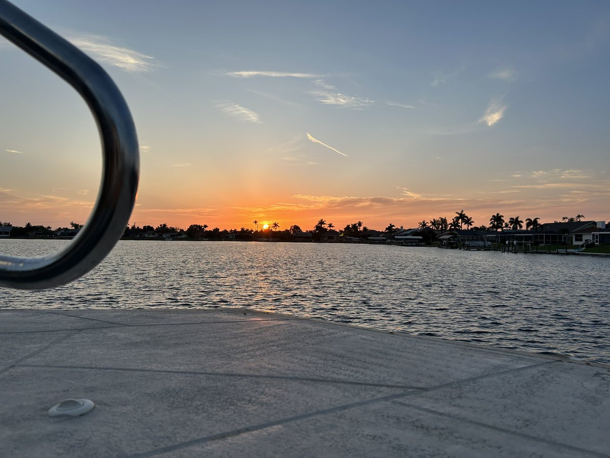 DWruck4's tweet photo. .@MattDevittWX @KatieWallsTV @WeatherWithLaur @LPetrelliTV @LaurenHopeWX sunset tonight in Cape Coral https://t.co/D2cLWWdOJy