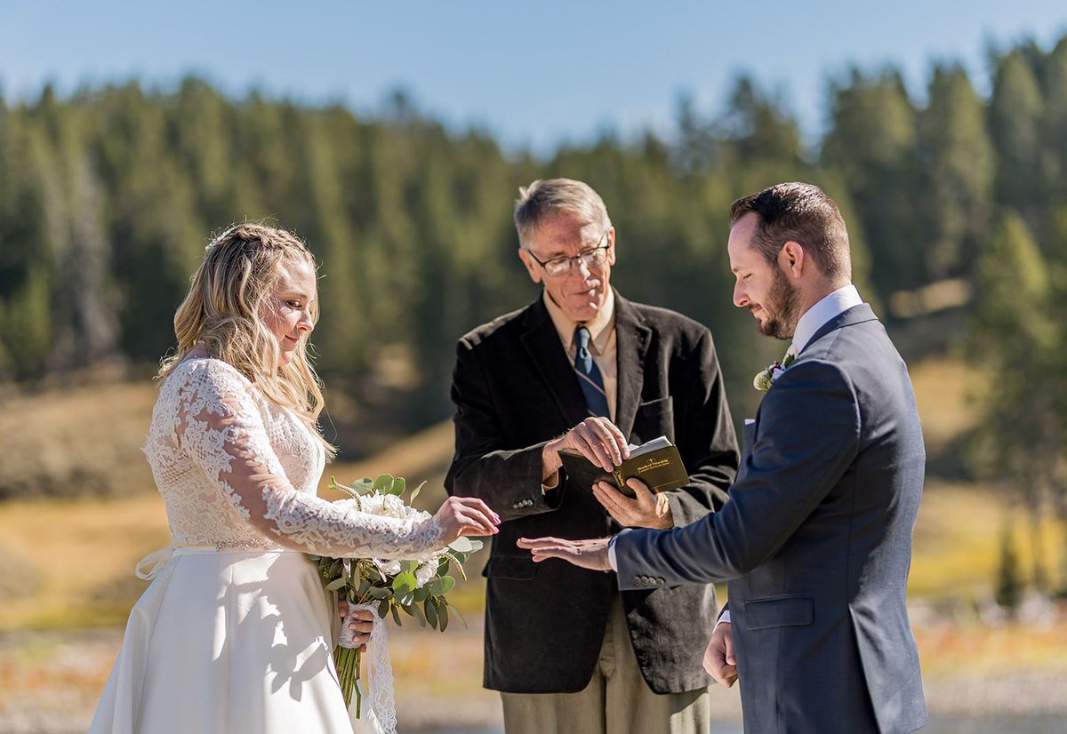 danpagephoto's tweet photo. Who doesn't want their "I do's" captured like this??
Send us a message to book us for your 2024 wedding!
.
.
.
.
.
.
.
.
#danpagephotography #destinationphotographer #adventurephotographer #liveauthentically #wedding #family #studio #destinationwedding https://t.co/e3mm0GrcNy