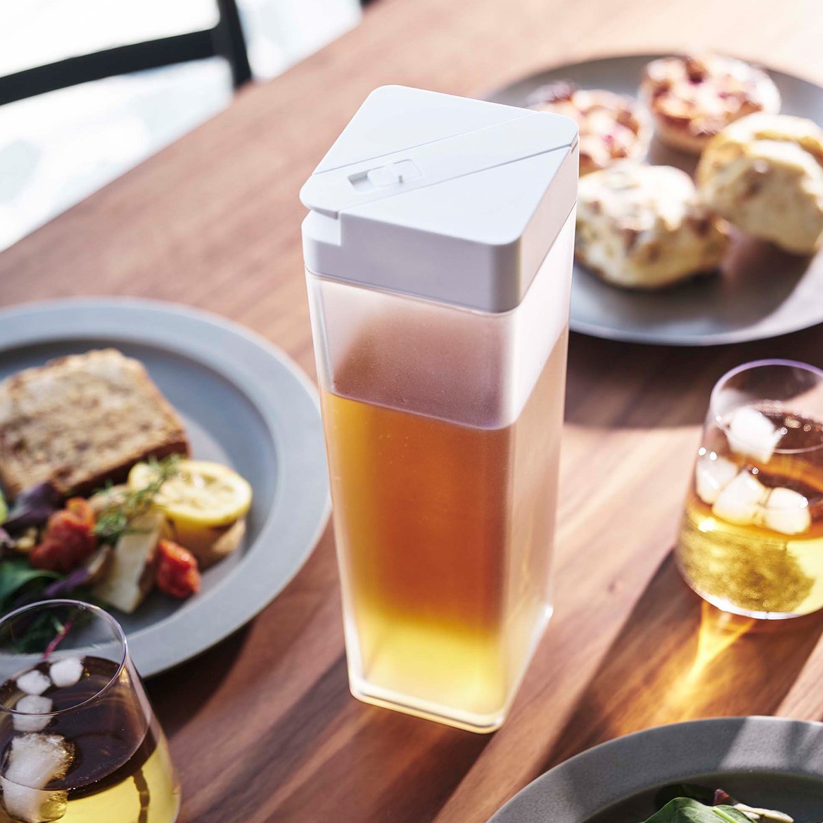 yamazakihome's tweet image. Serving up tea the Yamazaki way. 💁 This pretty pitcher is perfect for quenching thirst and saving precious fridge space! 🍵

TOWER Water Pitcher 

#yamazakihome #waterpitcher #kitchendesign #diningtable #diningroom #japanesedesign #stylishstorage #modernhome #smallspacesolutions
