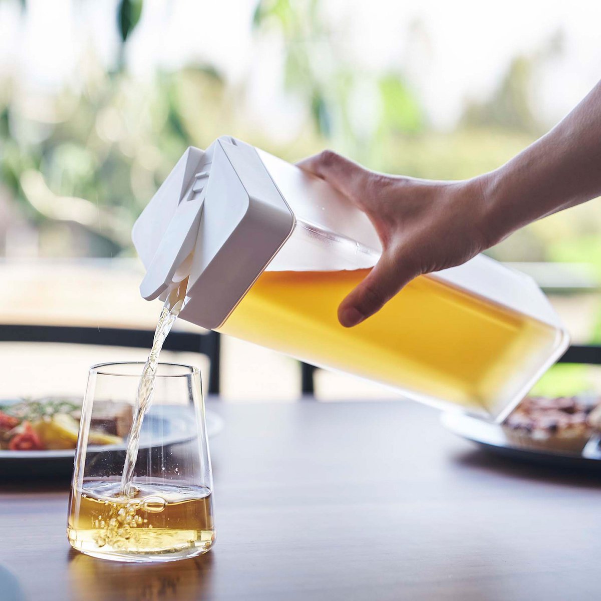 yamazakihome's tweet image. Serving up tea the Yamazaki way. 💁 This pretty pitcher is perfect for quenching thirst and saving precious fridge space! 🍵

TOWER Water Pitcher 

#yamazakihome #waterpitcher #kitchendesign #diningtable #diningroom #japanesedesign #stylishstorage #modernhome #smallspacesolutions