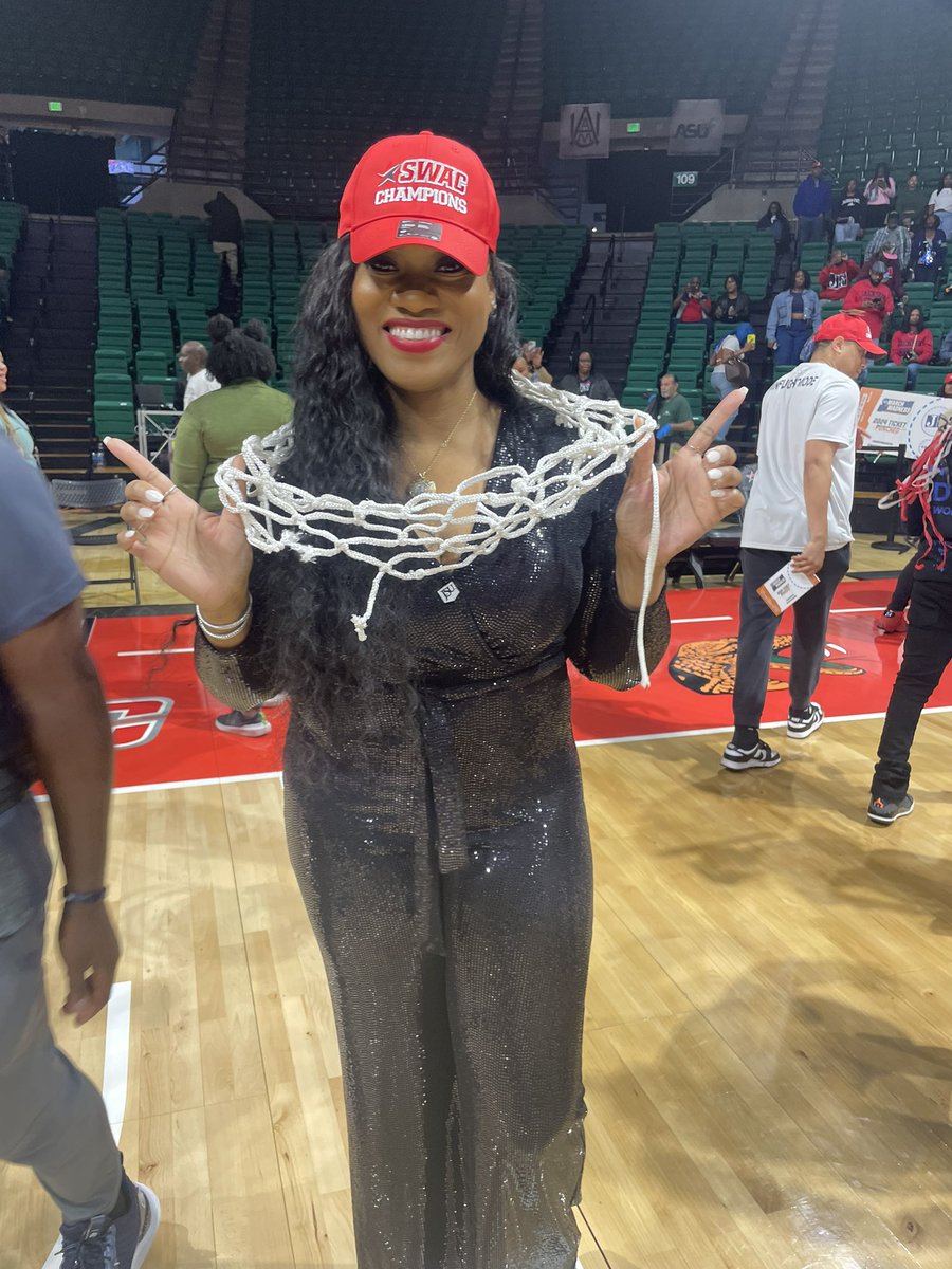 JoeCookSports's tweet photo. .@CoachTReed rocking her Net-Lace #SWACChampion https://t.co/Vvmo8xbrr9